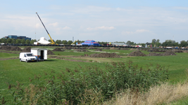 847173 Gezicht over een weiland met proefsleuven (voor archeologisch onderzoek?) aan de Groenewoudsedijk bij de Prins ...